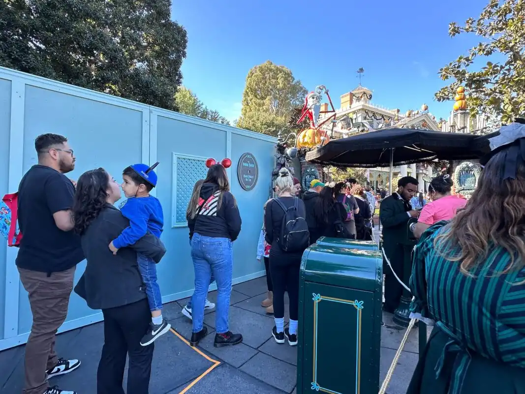 Construcción de muros de mansión embrujada cola de remodelación de los terrenos de Disneyland Park