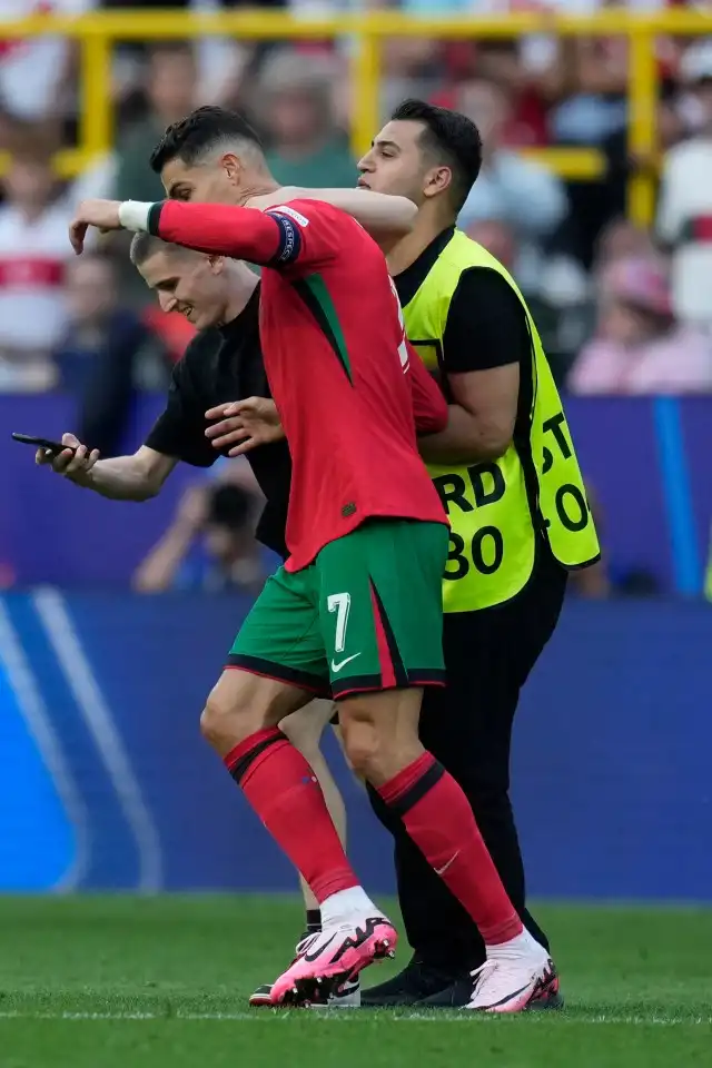 Cristiano Ronaldo tuvo suerte de no sufrir daños después de enfrentarse a personas que buscaban selfies, dice el entrenador