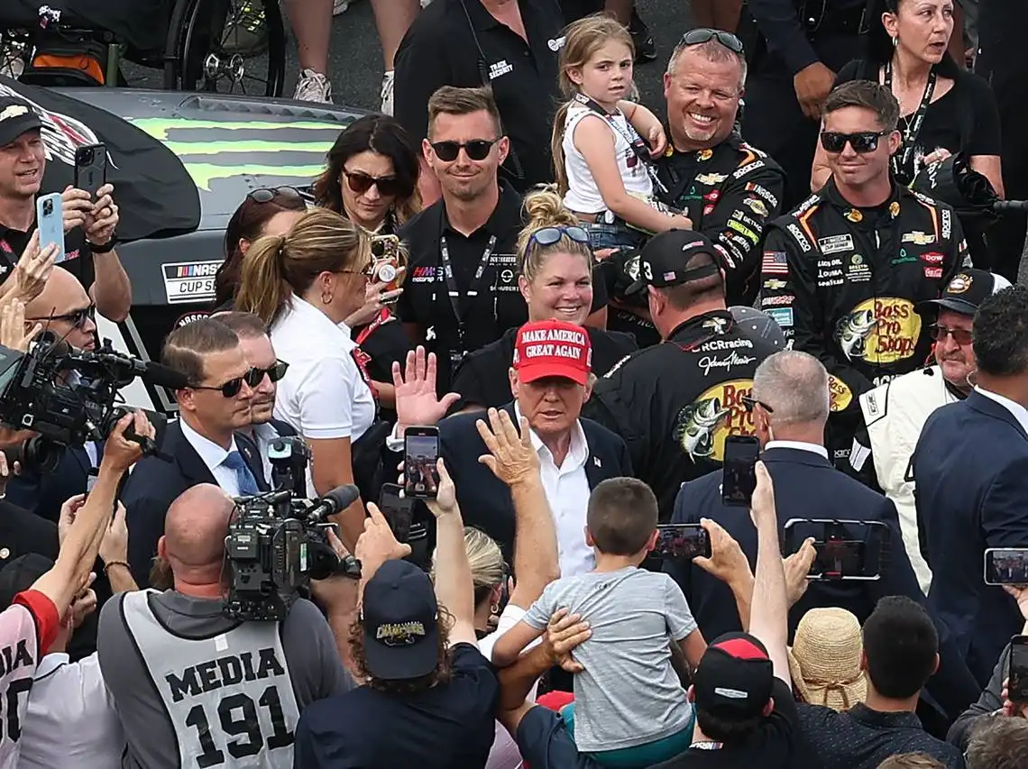 La multitud da la bienvenida a Donald Trump en la carrera de NASCAR Charlotte Motor Speedway