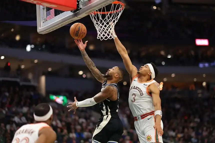 Damian Lillard anota 40 y Milwaukee Bucks supera a San Antonio Spurs