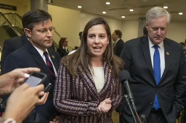 Dan Goldman censura Elise Stefanik: Stefanik aplaude