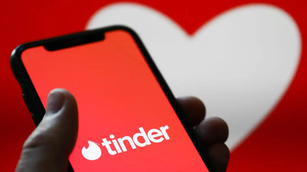 Las aplicaciones de citas Tinder y Hinge demandadas por características adictivas