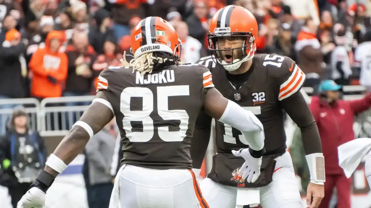 David Njokus dos touchdowns Browns Jaguars 14-7 al medio tiempo