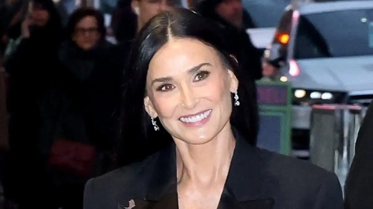 Demi Moore hace alarde de sus piernas largas con un elegante vestido blazer en Nueva York