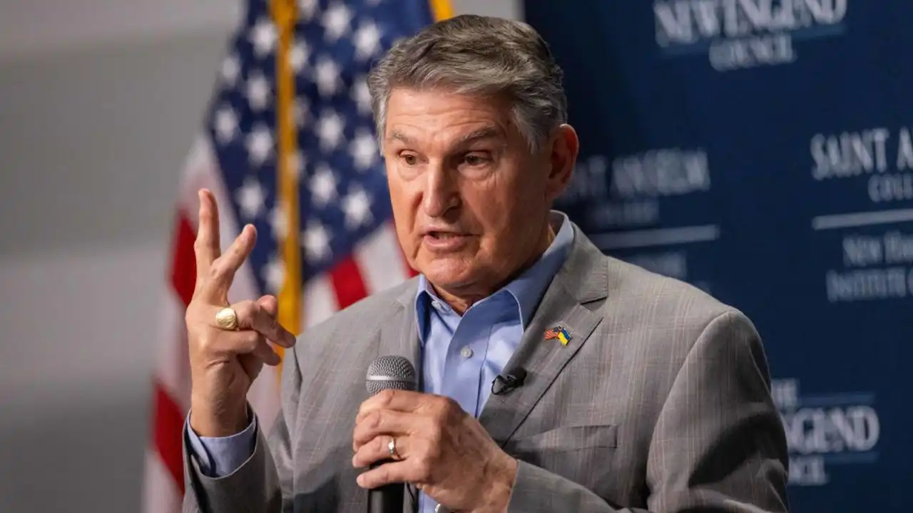 El senador demócrata Joe Manchin se registra como independiente, citando extremismo partidista