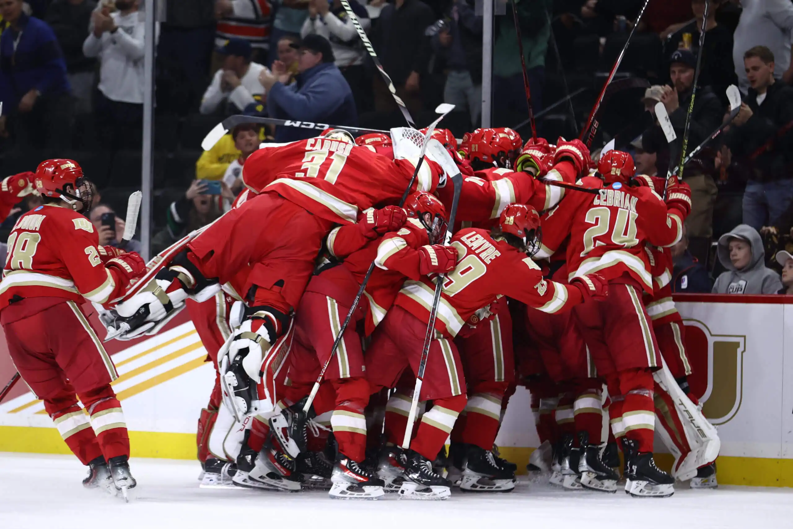 Denver supera la semifinal del Frozen Four de la Universidad de Boston