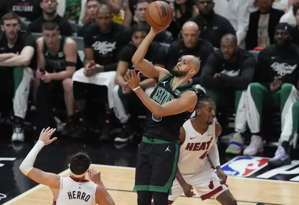 Derrick White anota 38, el máximo de su carrera, Porzingis se lesiona en la victoria de los Celtics en el Juego 4 en Miami | ABC6