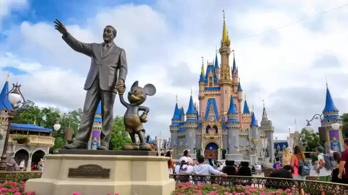 Las acciones de Disney suben las ganancias y aumentan el plan de reducción de costos de $ 2 mil millones