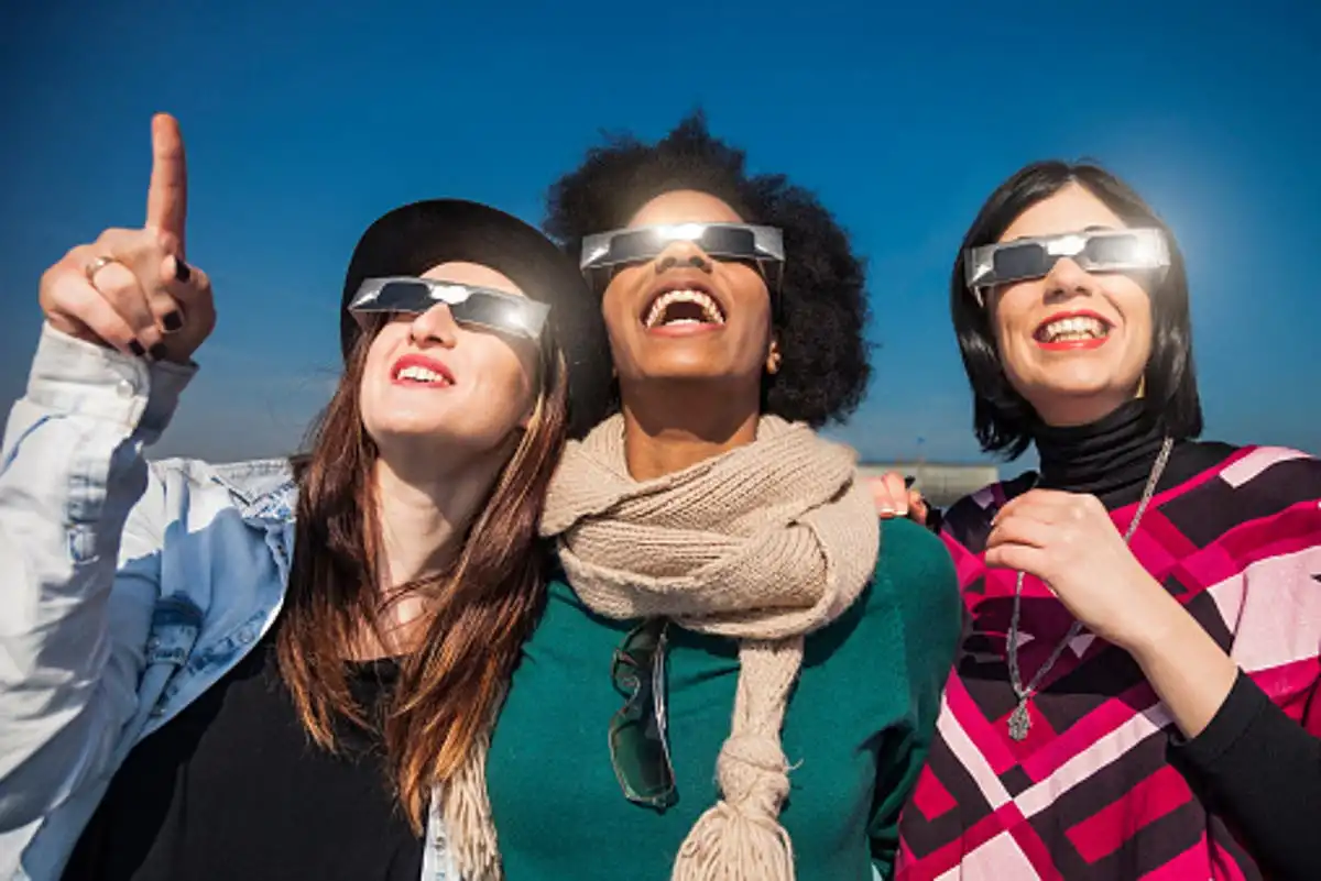 Gafas de eclipse solar de bricolaje: Hazlas y cómpralas