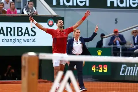 Djokovic siembra dudas en el Abierto de Francia y duele un thriller de rodilla