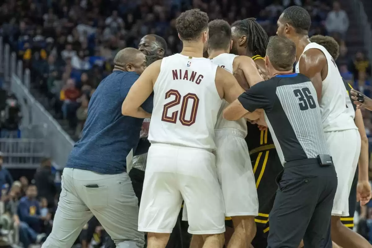 La madre de Donovan Mitchell llama 5 veces después del altercado con Draymond Green Cavs Warriors