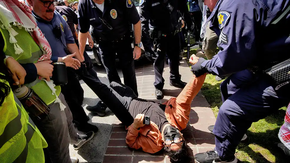 Decenas de estudiantes detenidos en campus de la USC Texas detuvieron protestas contra la guerra de Gaza