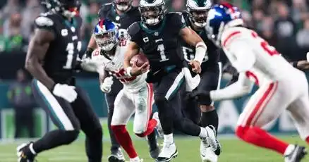 Los Eagles mantienen a raya a los Giants y toman el liderato divisional por un juego