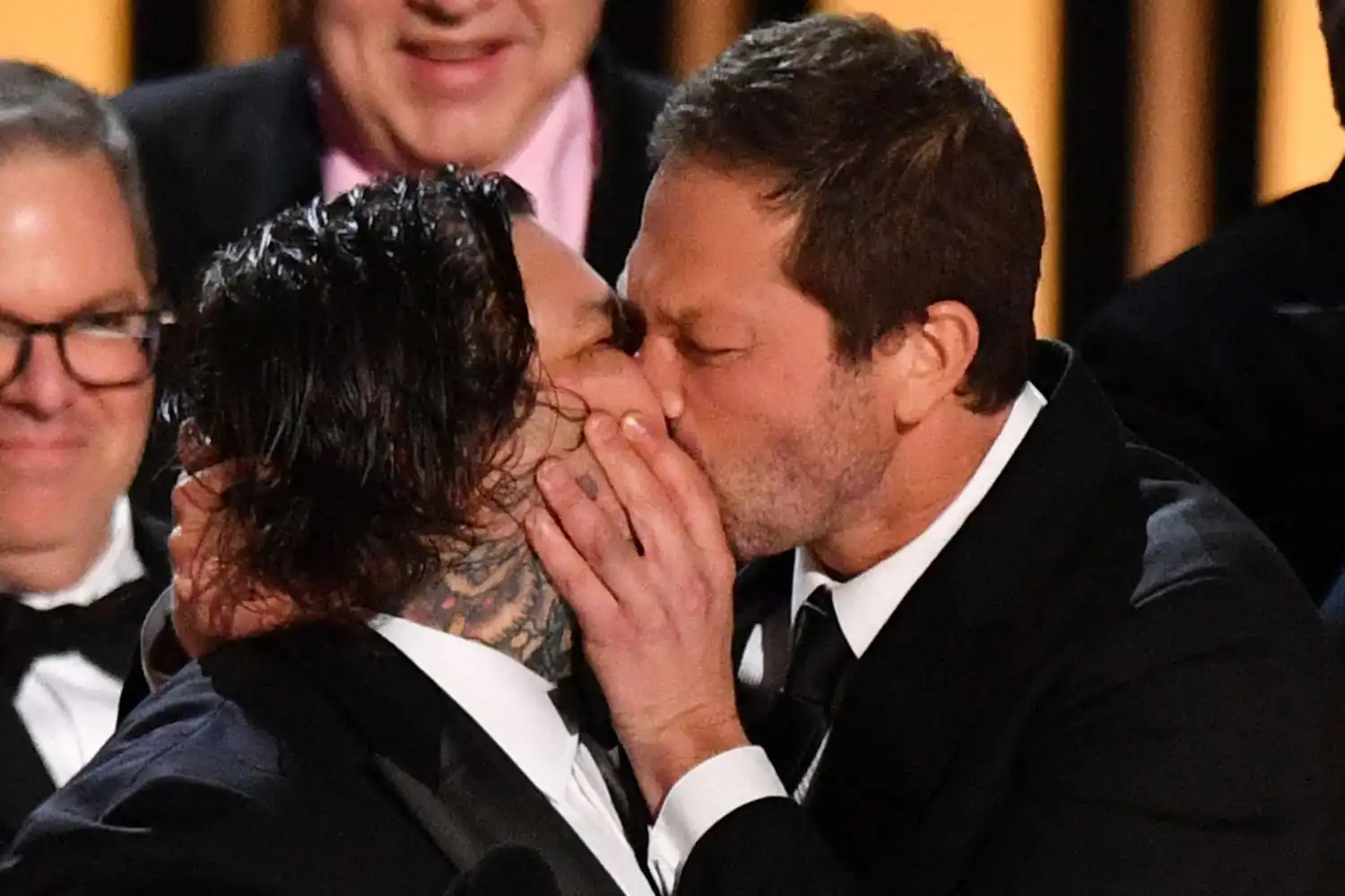 Ebon Moss-Bachrach besa a Matty Matheson durante su victoria en los Emmy: el momento viral de la estrella de 'The Bear'