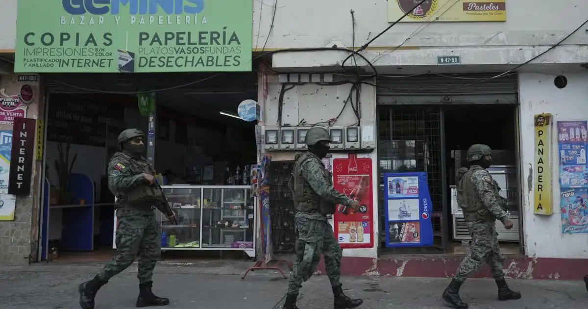 Ecuador acusa a 13 personas detenidas por irrumpir en un estudio de televisión durante una transmisión con terrorismo