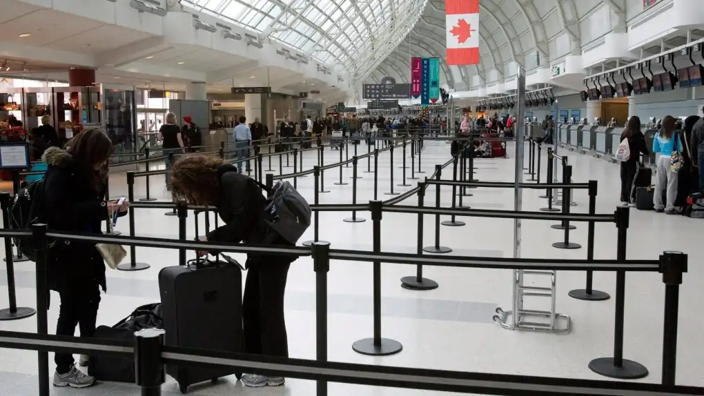 Un pasajero de edad avanzada retuvo el aeropuerto Pearson de Toronto abrió la puerta del avión en pleno vuelo