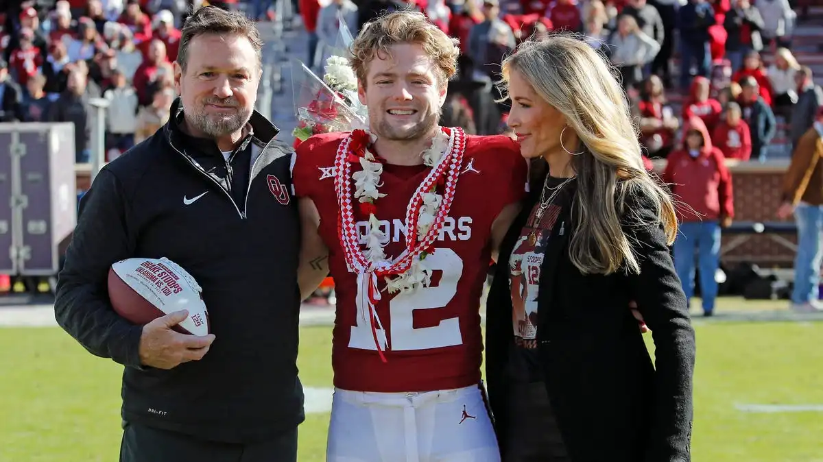 Fin de la era Fútbol americano de Oklahoma Drake Stoops juega el último partido Sooner