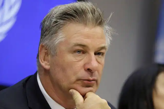 Amigo de la familia asesinado director de fotografía de Rust responde a la nueva acusación de Alec Baldwin