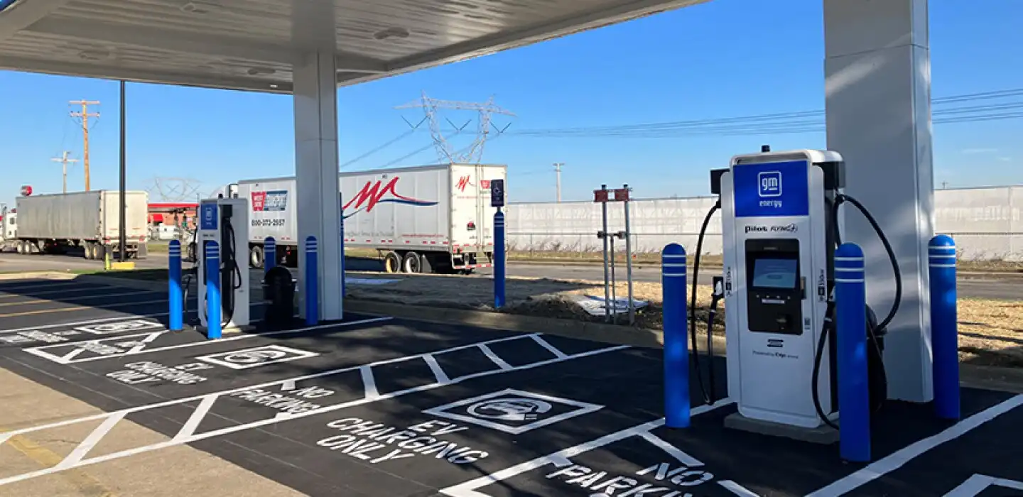Se abre la primera estación de carga de vehículos eléctricos financiada con fondos federales en Ohio