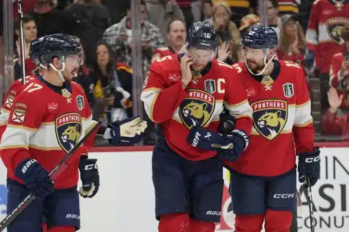 El capitán de los Florida Panthers, Aleksander Barkov, practica antes del Juego 3 de la Final de la Copa Stanley