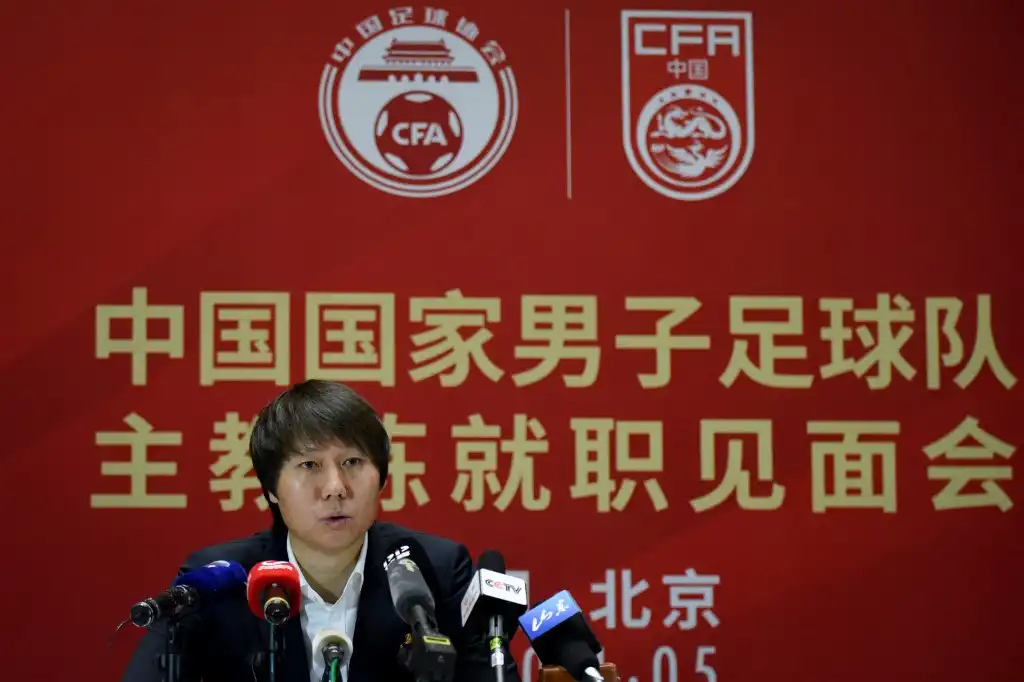 Ex entrenador de fútbol de China admite haber pagado sobornos por su trabajo en una confesión televisiva