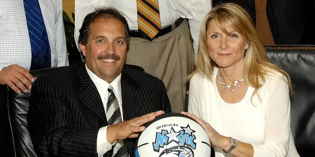 El ex entrenador de la NBA Stan Van Gundy revela que su esposa causó la muerte casi un año después de un fallecimiento inesperado