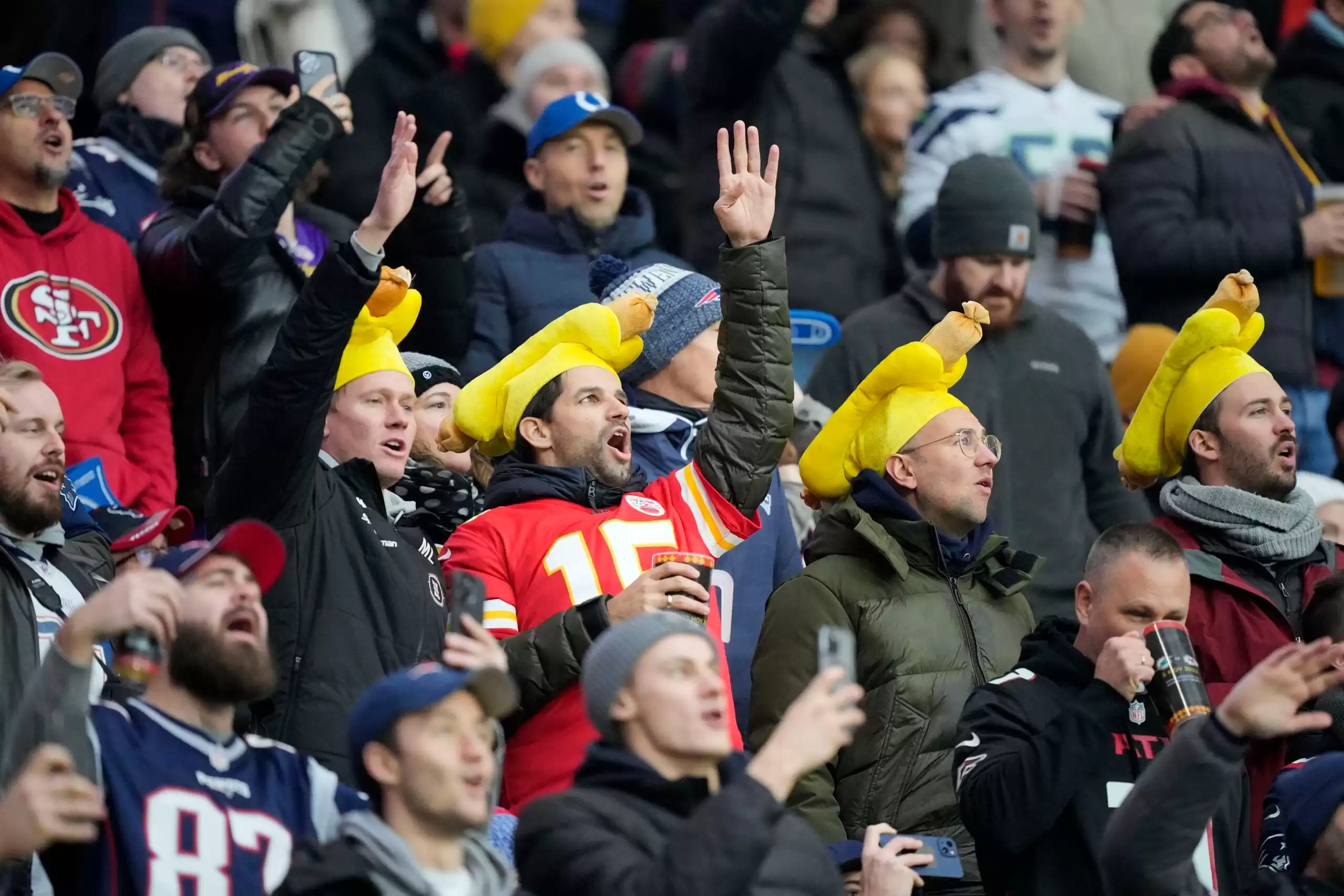 Aficionados alemanes cantando Sweet Caroline durante el partido entre los Colts y los Patriots levantan la moral