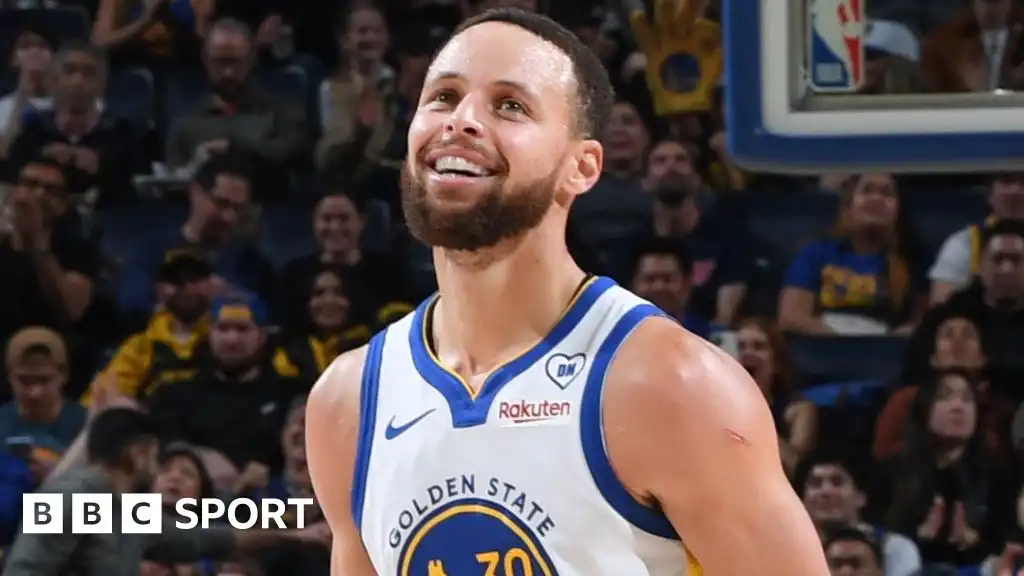 Golden State Warriors derrota a Philadelphia 76ers con Stephen Curry anotando 37 puntos en partido de la NBA