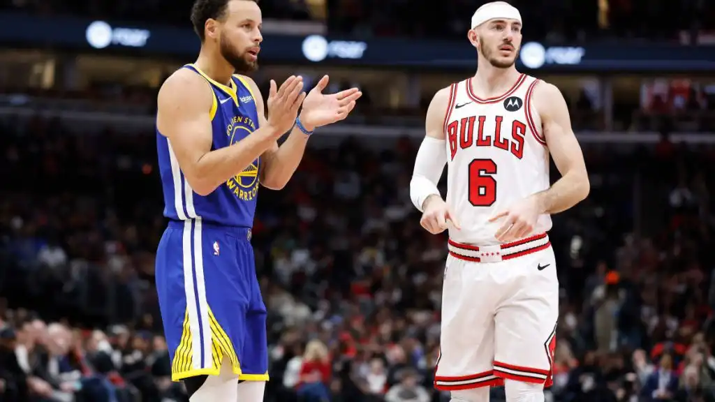 Golden State Warriors mira a Alex Caruso de los Bulls antes de la fecha límite de cambios de la NBA