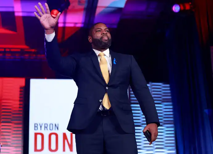 El representante republicano Byron Donalds enfrenta una reacción violenta por comentarios sobre los negros y el período de Jim Crow - uInterview