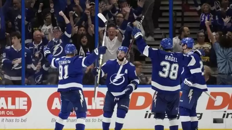 Un gol de Hagel en la prórroga levanta 5-4 a los Bruins, líderes de la Conferencia Este