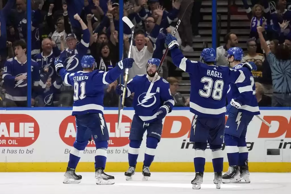 Un gol de Hagels en la prórroga eleva a los Lightning sobre los Bruins, líderes de la Conferencia Este, por 5-4