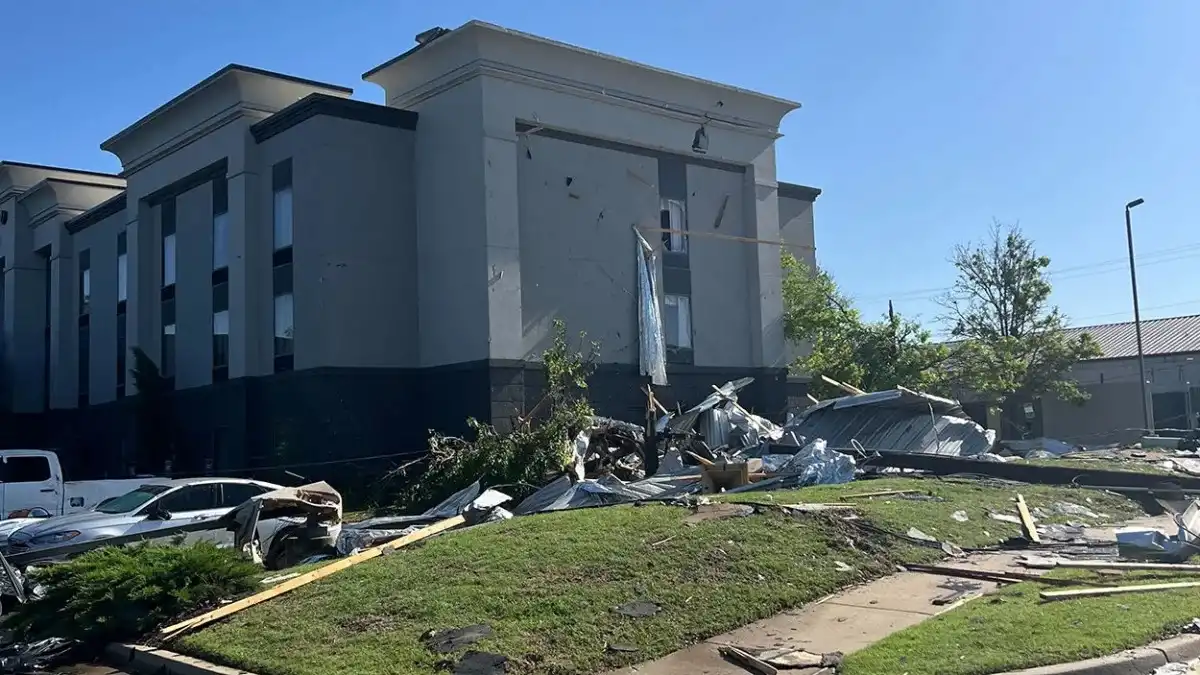 Los huéspedes de Hampton Inn experimentan el impacto de un tornado en Bartlesville, Oklahoma: Estaba mirando al cielo abierto
