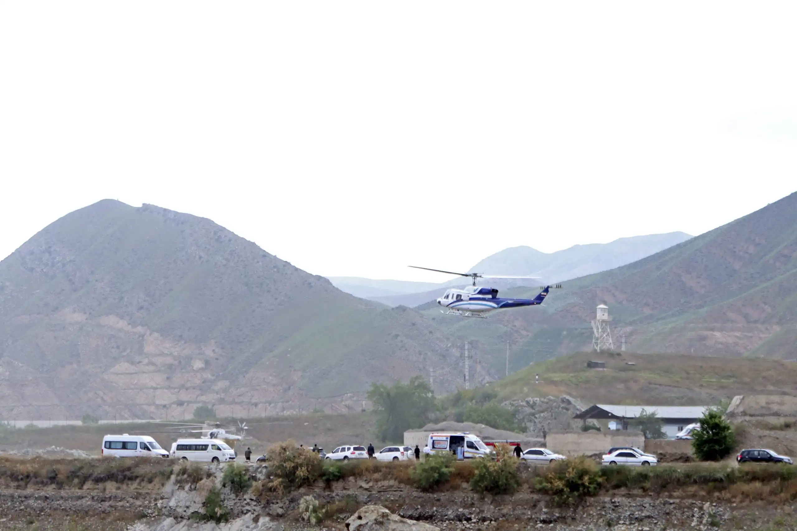 El helicóptero que transportaba al presidente de Irán realiza un aterrizaje forzoso, informa la televisión estatal y el rescate está en marcha