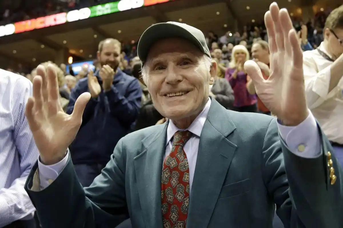 Herb Kohl, senador, dueño de los Milwaukee Bucks muere a los 88 años