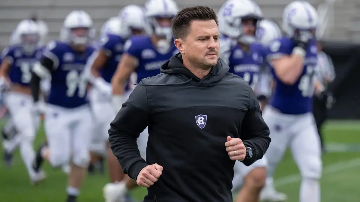 El entrenador de fútbol americano de Holy Cross, Bob Chesney, deja la Universidad James Madison