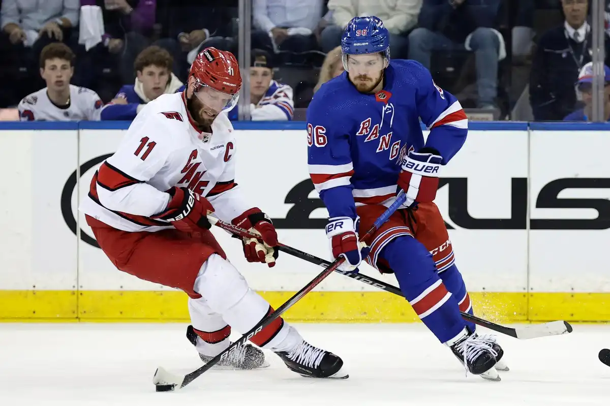 Los Huracanes remontan para vencer a los Rangers 4-1 en el Juego 5 y evitar la eliminación