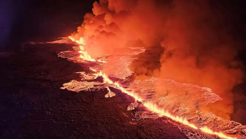 Un volcán de Islandia entra en erupción cerca de la ciudad después de semanas de actividad sísmica