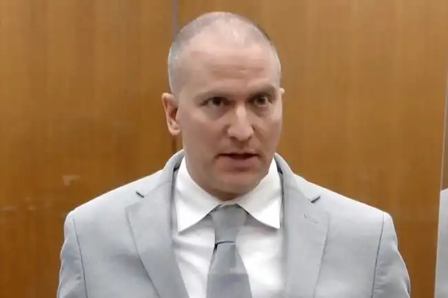 Recluso apuñalado 22 veces al expolicía estadounidense Derek Chauvin acusado de intento de asesinato