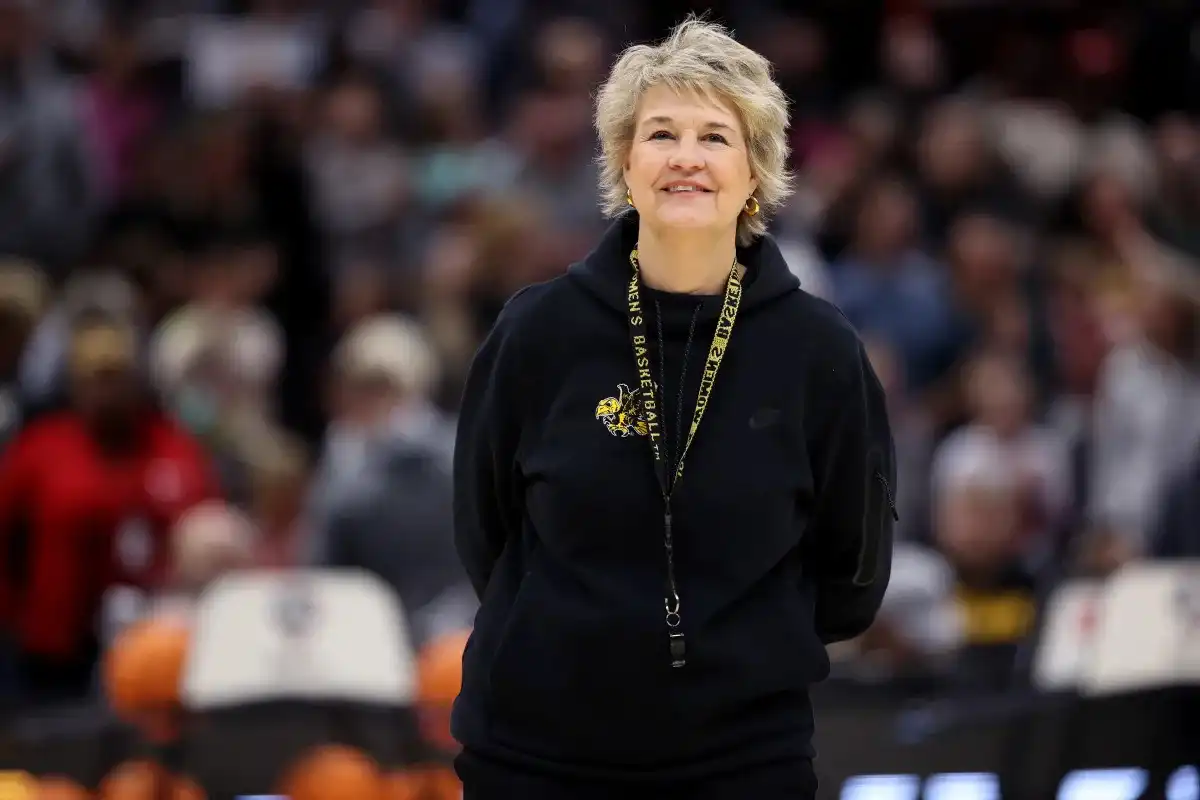 La entrenadora de Iowa, Lisa Bluder, se retira y la asistente de mucho tiempo, Jan Jensen, asumirá el cargo tras la salida de Caitlin Clark