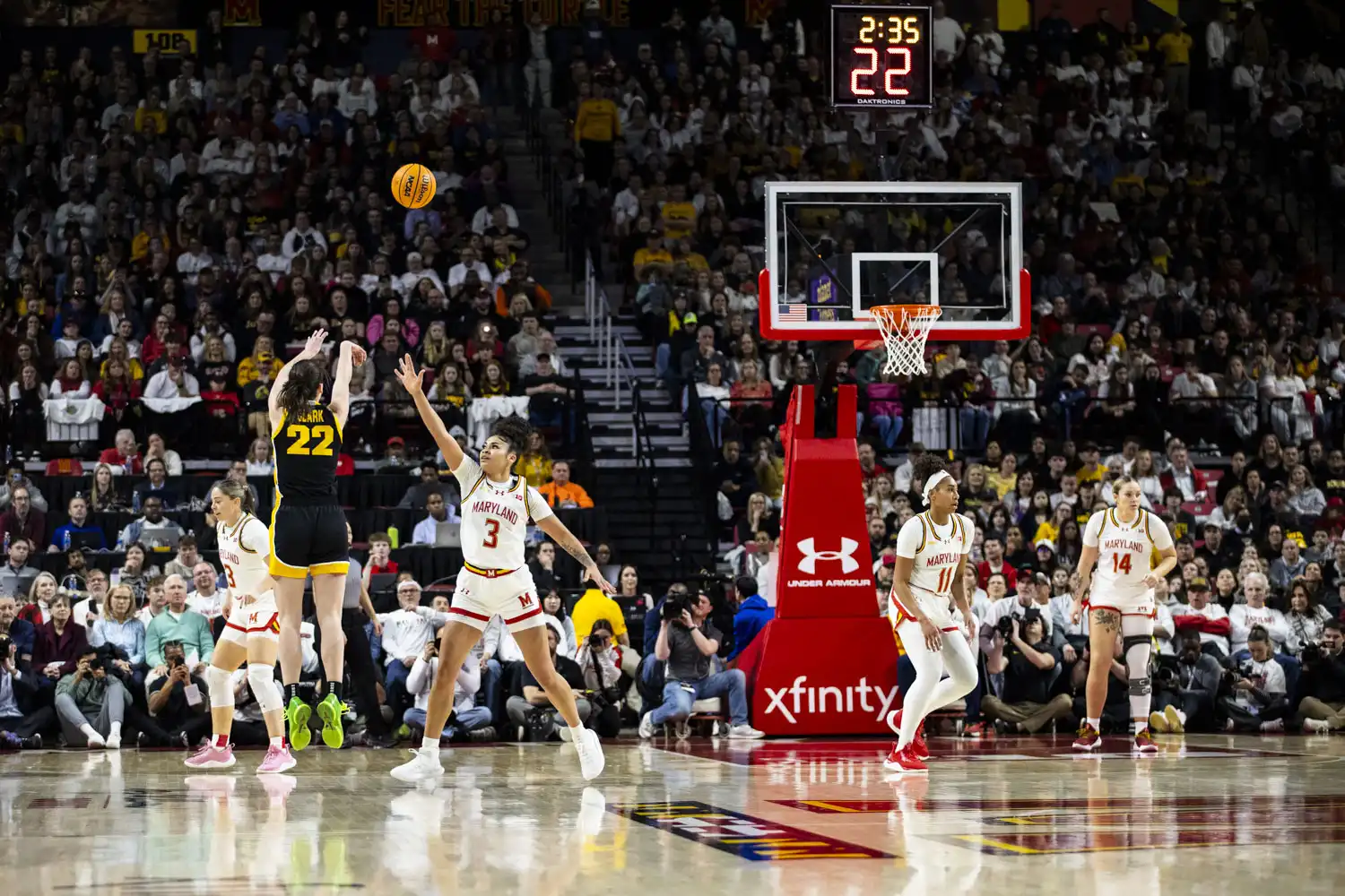El baloncesto femenino de Iowa derrota a Maryland con 38 de Caitlin Clark