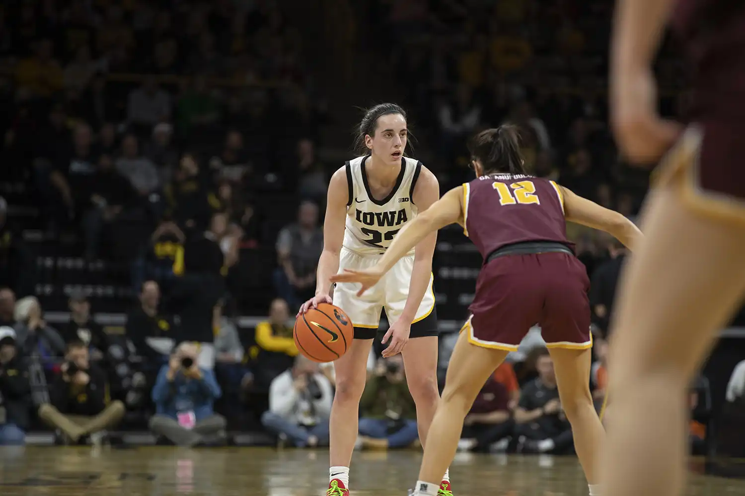 El baloncesto femenino de Iowa domina Loyola-Chicago con victoria por 98-69, Caitlin Clark brilla con triple-doble