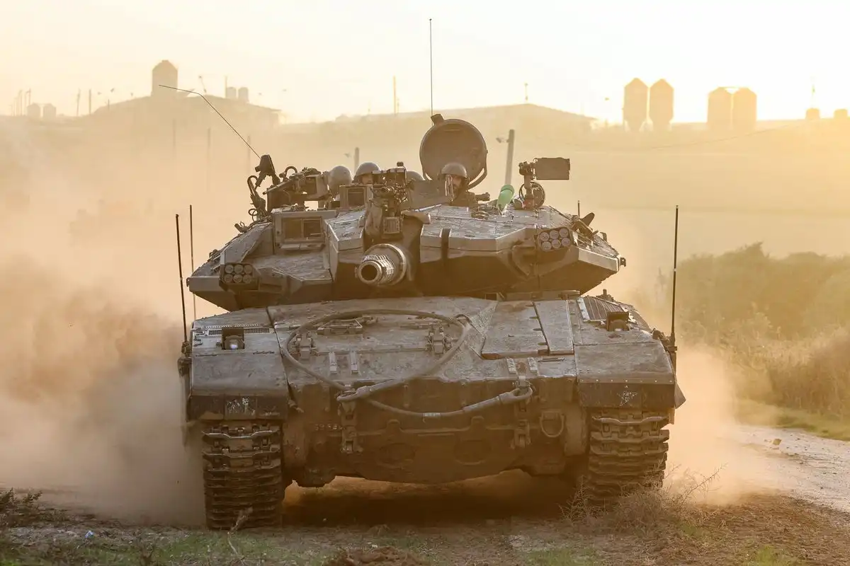 Israel expande ofensiva terrestre en Gaza en medio de temores de un conflicto más amplio después de que un buque de guerra estadounidense atacara en el Mar Rojo