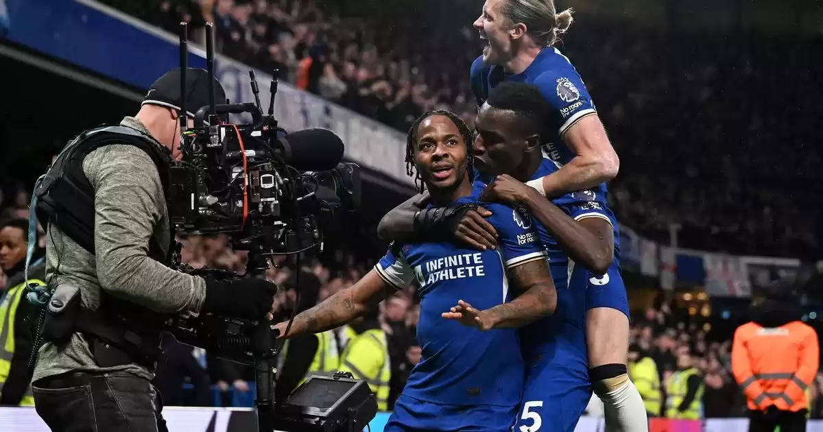 Jackson le dice a Sterling que celebre frente a los fanáticos del Manchester City después del gol del Chelsea