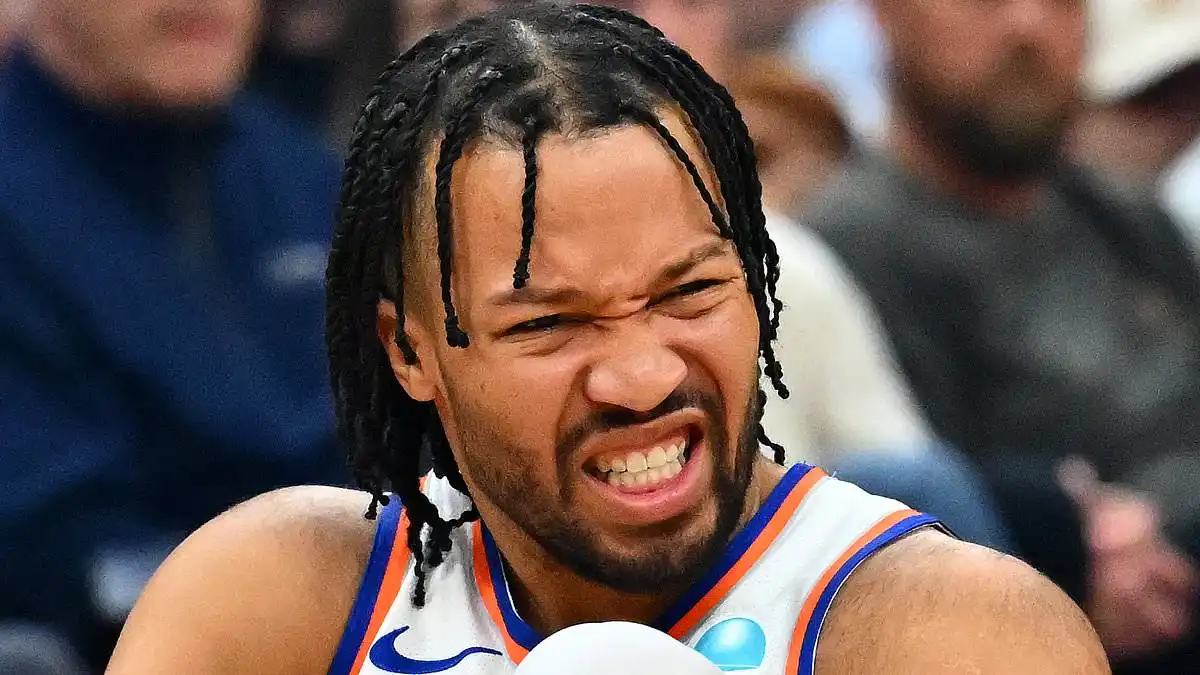 Actualización de la lesión de Jalen Brunson: el escolta de los Mavericks llega cojeando al vestuario con una lesión en la rodilla