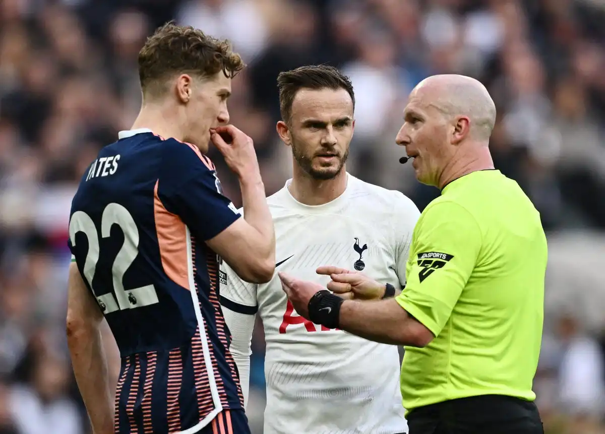 James Maddison saca tarjeta roja Ryan Yates El Tottenham gana a Nuno Espirito Santo