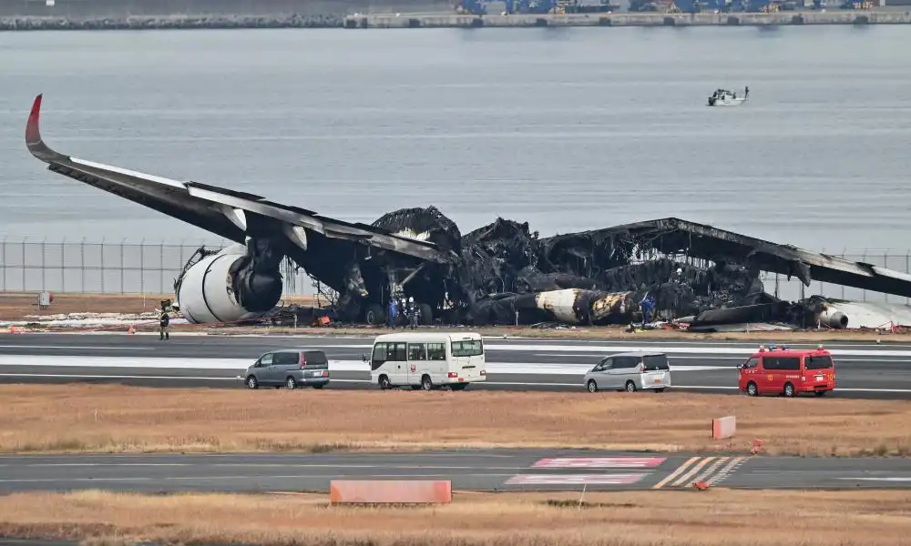 Accidente aéreo en Japón: razones por las que el avión no explotó en el impacto