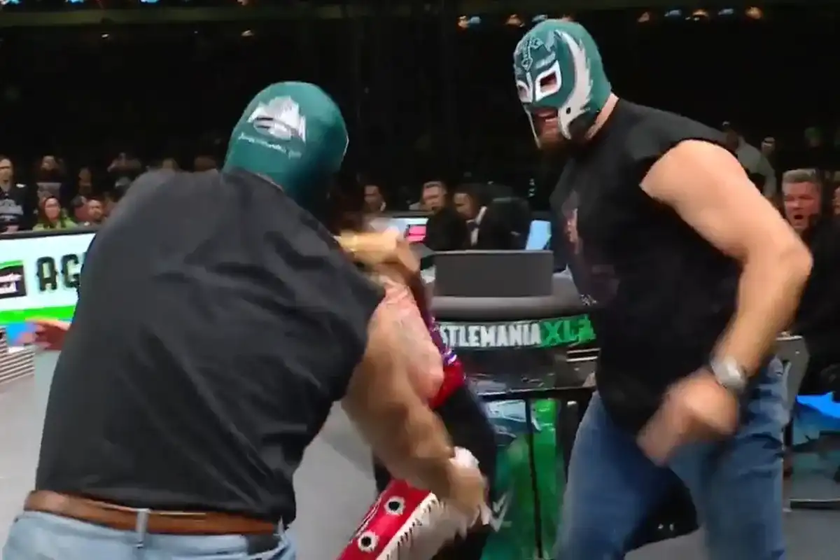Jason Kelce Lane Johnson Máscara de Wrestlemania XL Eagles salvó a Rey Mysterio