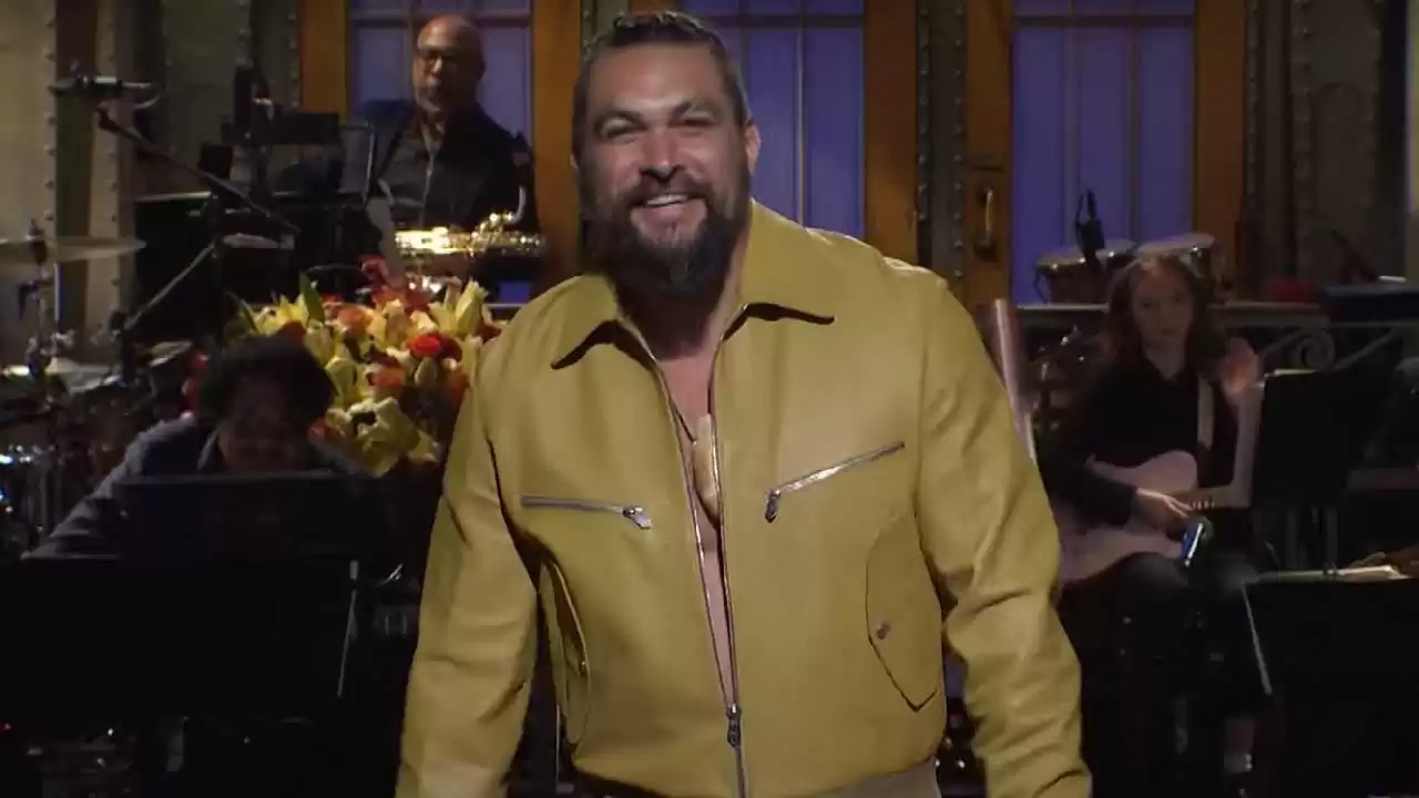 El trabajo soñado de la infancia de Jason Momoa revelado en un delicioso monólogo de SNL