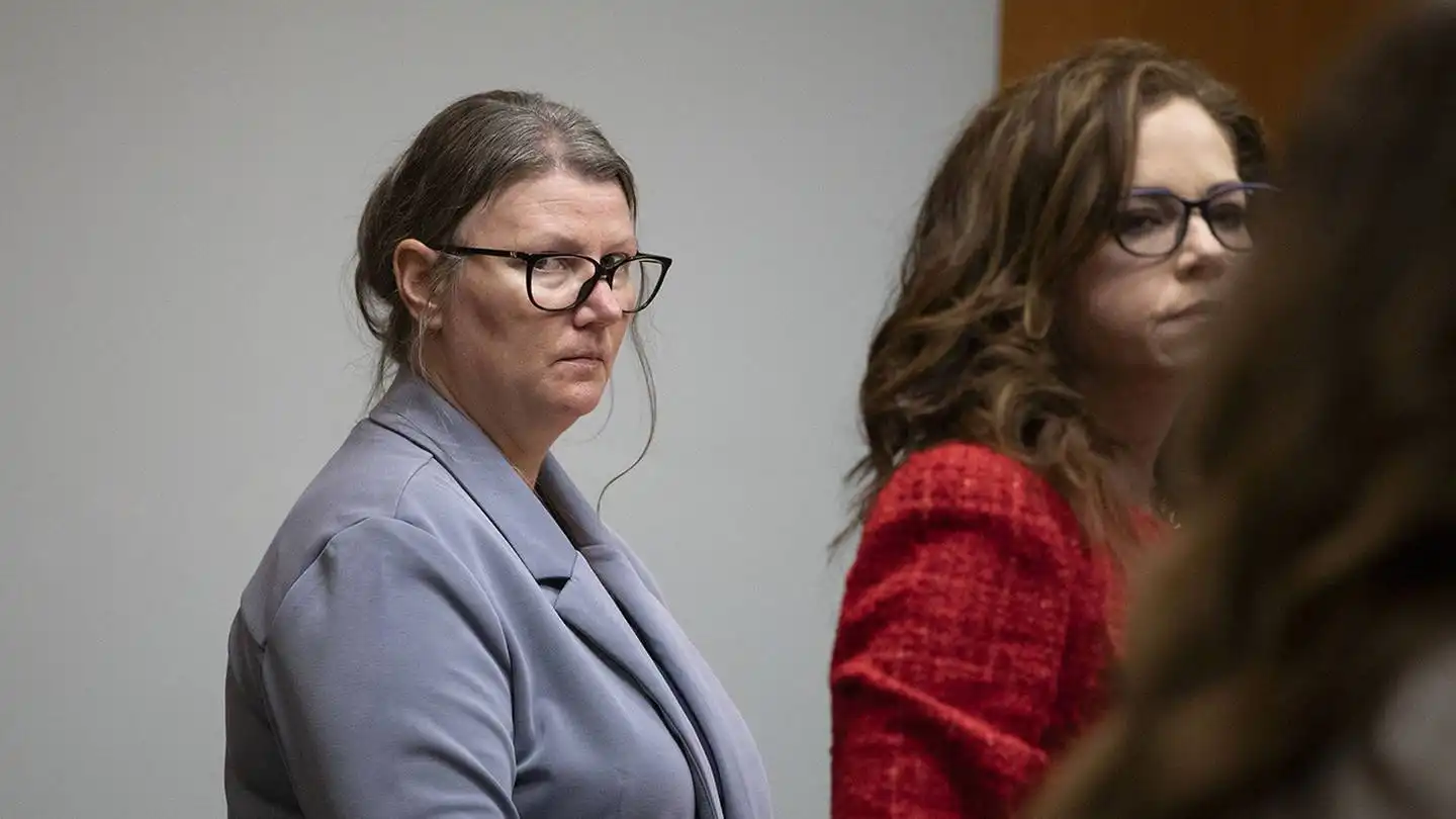 Juicio de Jennifer Crumbley: Madre del tirador de la escuela de Michigan toma posición